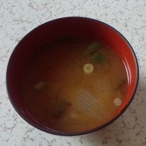 わかめと玉ねぎのお味噌汁